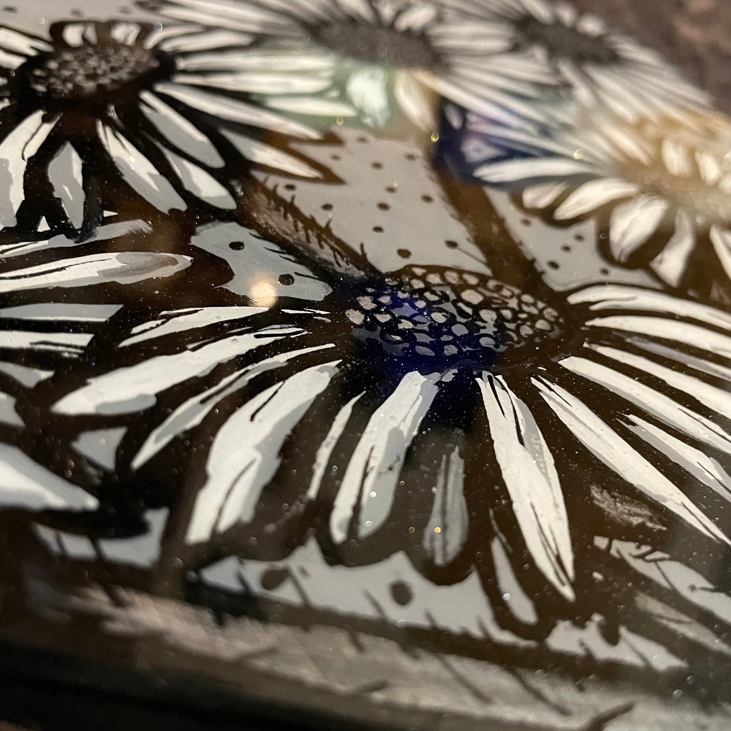 Hand painted Daisy Floral Wall decor - Heart Shaped Daisy wall art - High Contrast Daisies Wall Art, Ready to hang resin art decor